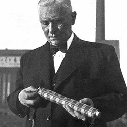 Ганс Хаупт изобретает первый складной зонт.